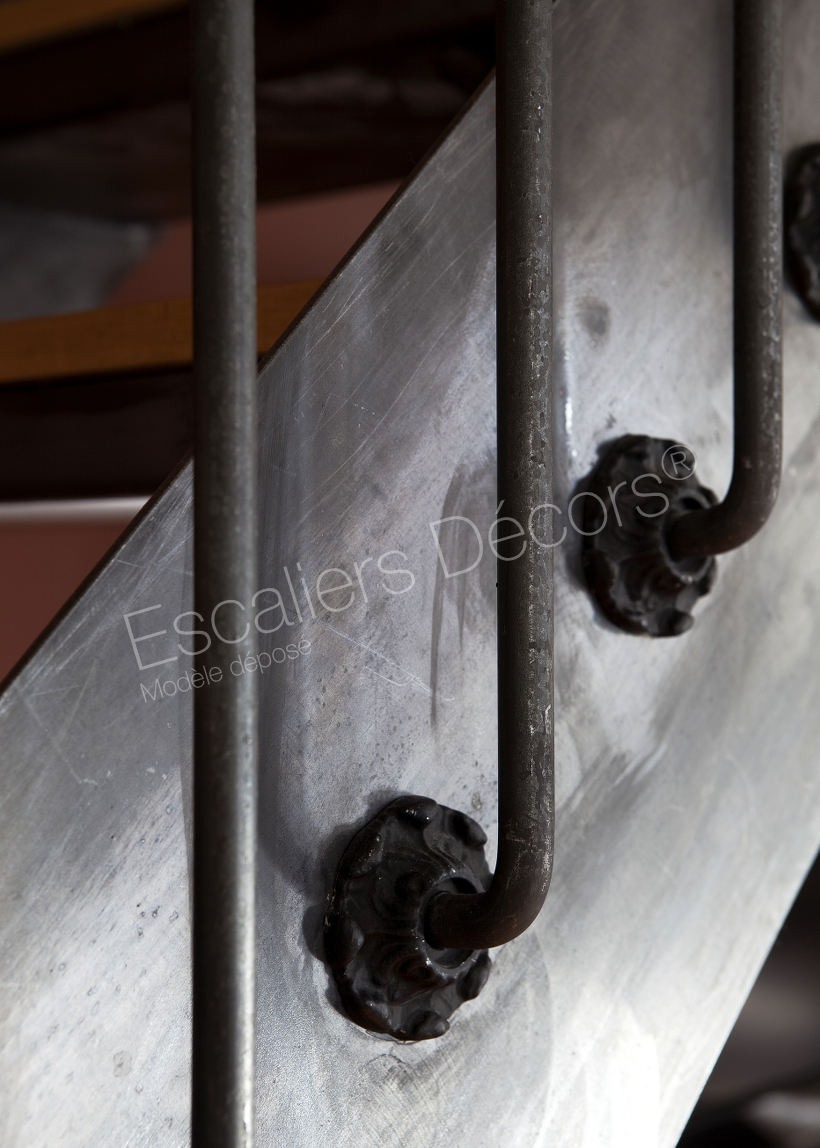 Photo DT99 - ESCA'DROIT® 1/4 Tournant Bas. Escalier intérieur balancé métal et bois style 'bistrot' avec rosaces.